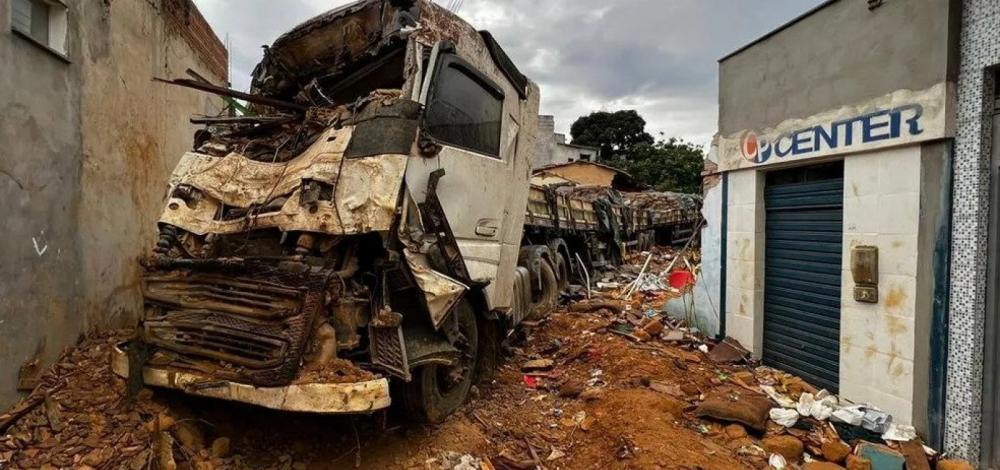 Região: Mãe e filha morrem após carreta invadir casa