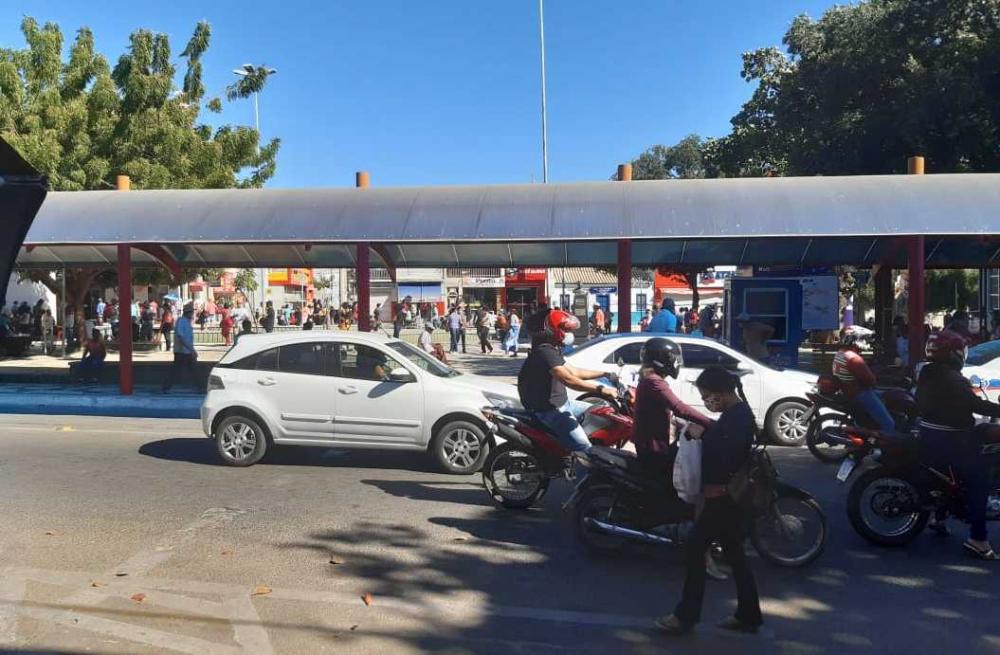 Mesmo com decreto, comércios não essenciais funcionam e há grande movimentação nas ruas de Guanambi 