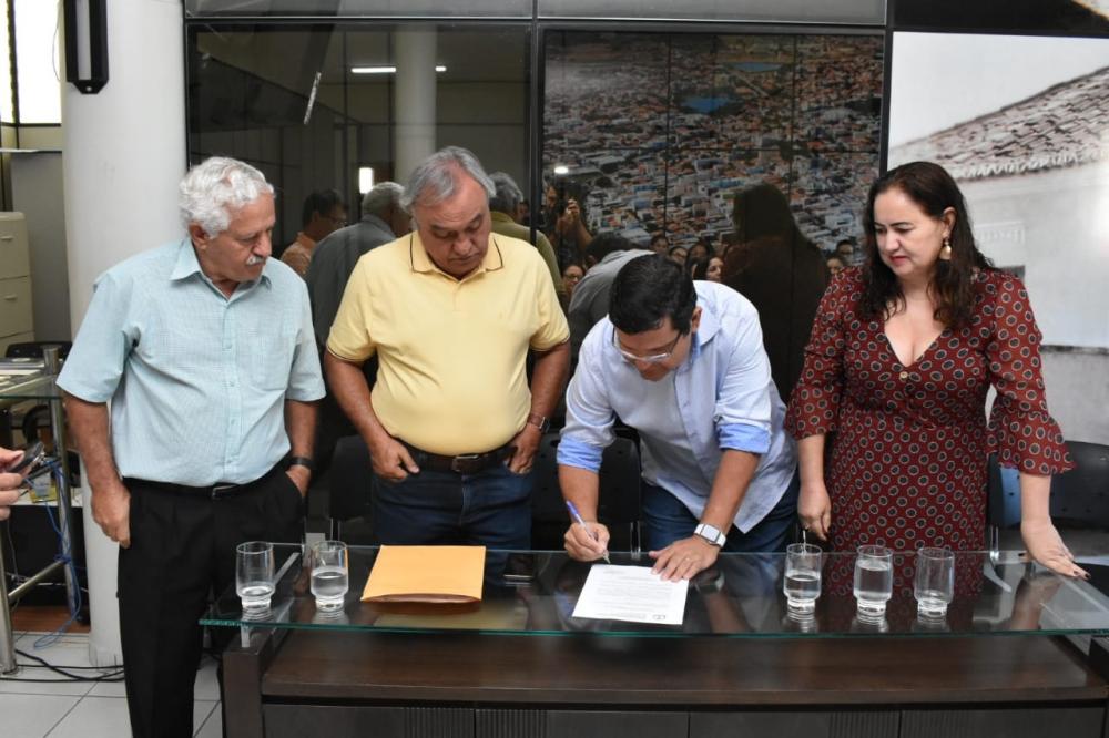 Prefeito de Guanambi autoriza mudança de nível para professores da rede municipal