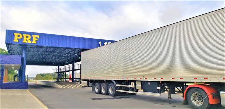 750 mil maços de cigarros brasileiros sem nota são apreendidos na BR-116 pela PRF