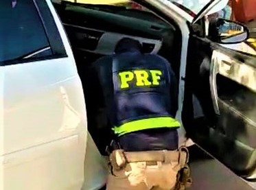PRF apreende na cidade de Barreiras carro de luxo roubado e condutor é preso