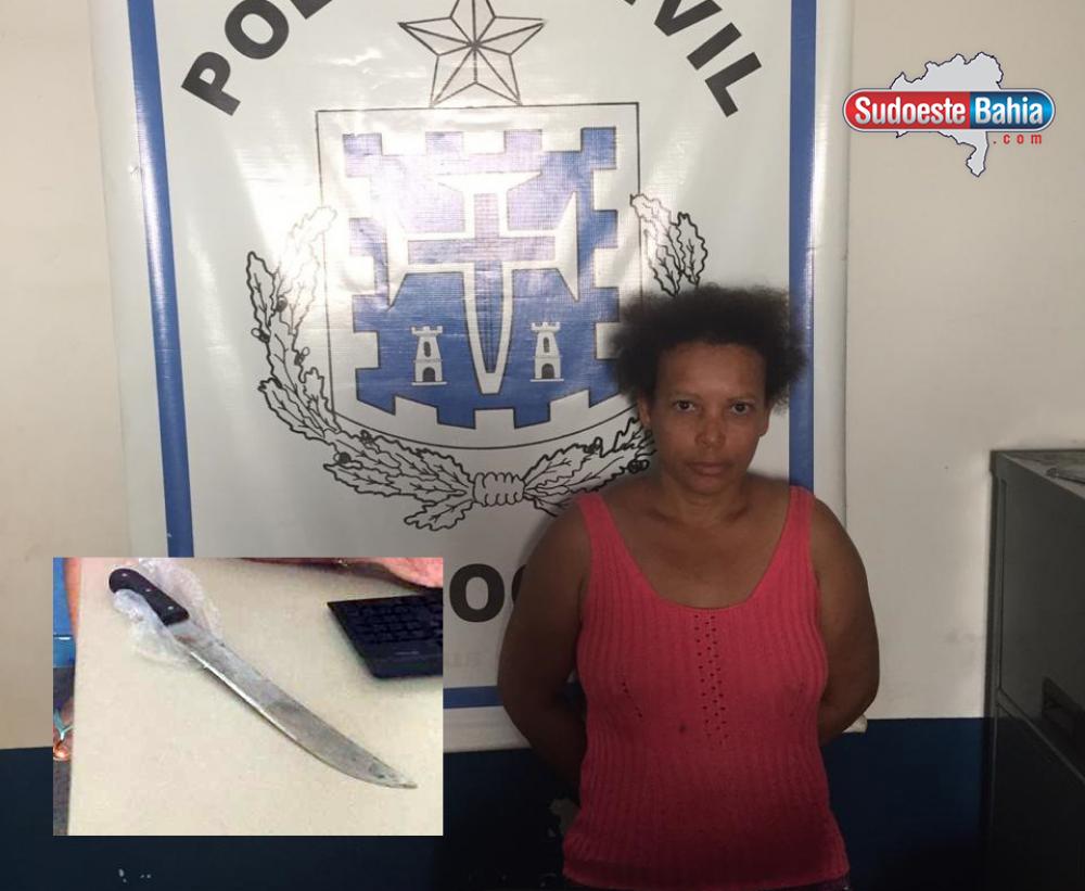 Mulher é presa suspeita de matar a mãe com vários golpes de facão em Riacho de Santana