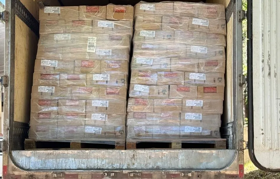 Polícia Civil apreende 25 toneladas de salsichas vencidas na BR-324