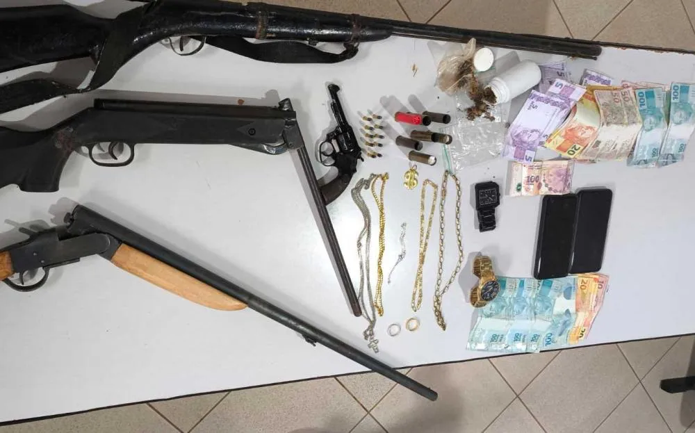 PM apreende armas, drogas e dinheiro falso em operação na zona rural de Tanque Novo
