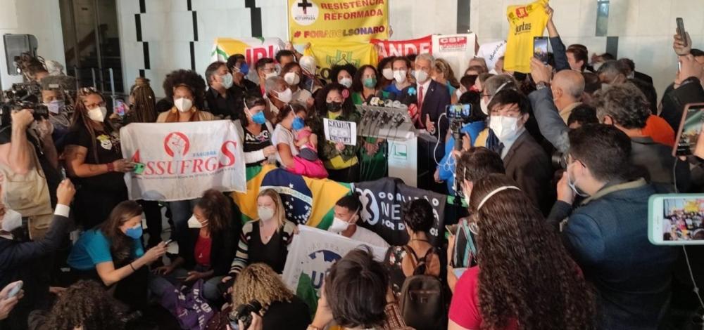 Oposição protocola superpedido de impeachment contra Bolsonaro