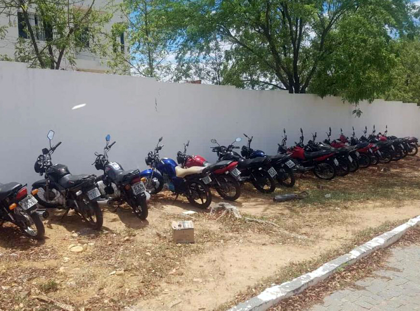 Polícia Militar apreende motos por uso de escapamento ilegal em Guanambi