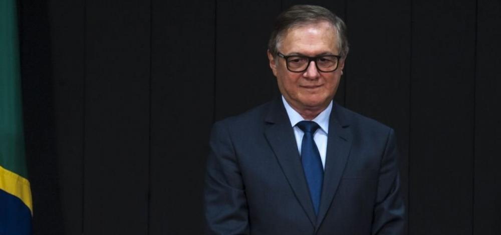 Ministro se arrepende e muda comunicado às escolas sobre Hino