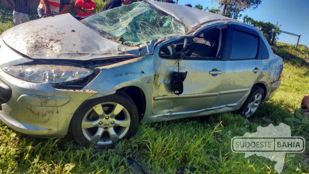 Carro capota com três montealtenses na BR-030 em Guanambi
