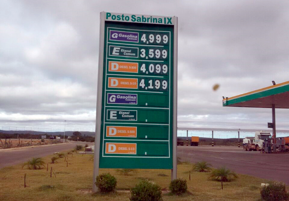 Com paralisação dos caminhoneiros, combustíveis e gás de cozinha começam a faltar na região; postos aumentam preços