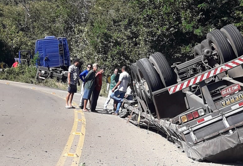Caetité: Carreta carregada com sacos de cimento tomba na BA-611