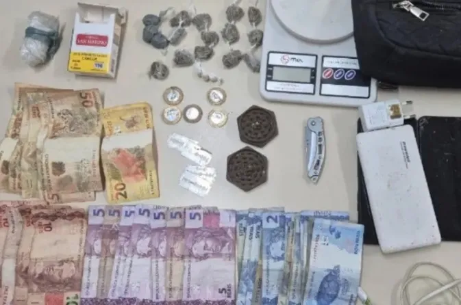 PM apreende drogas e materiais do tráfico em Guanambi