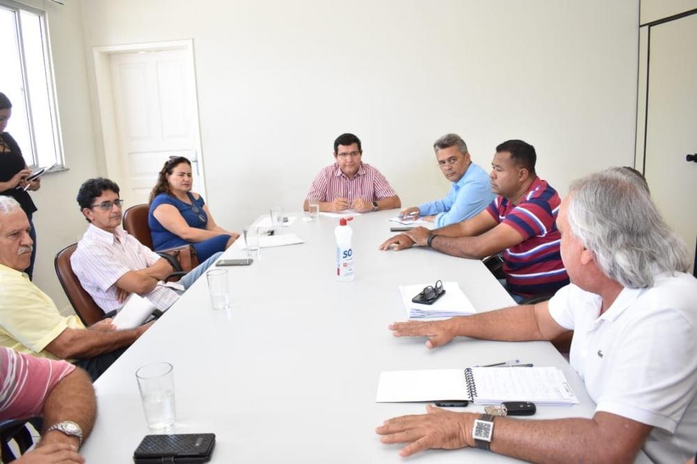 Prefeito suspende aulas na rede municipal de ensino e toma outras medidas contra o Coronavírus em Guanambi