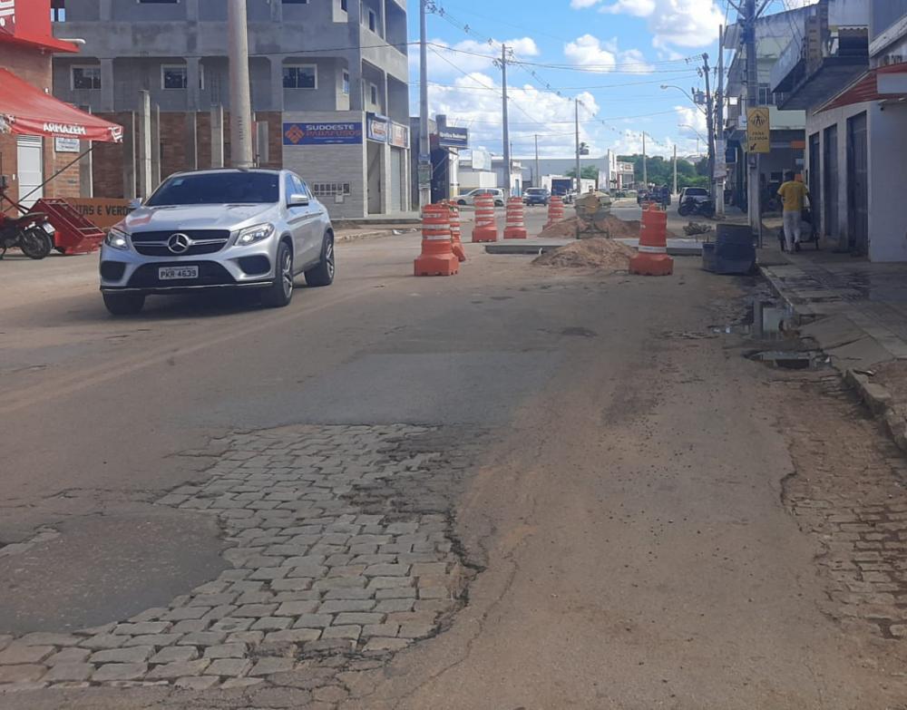Após matéria do Sudoeste Bahia, construção de redutor de velocidade em avenida de Livramento é retomada