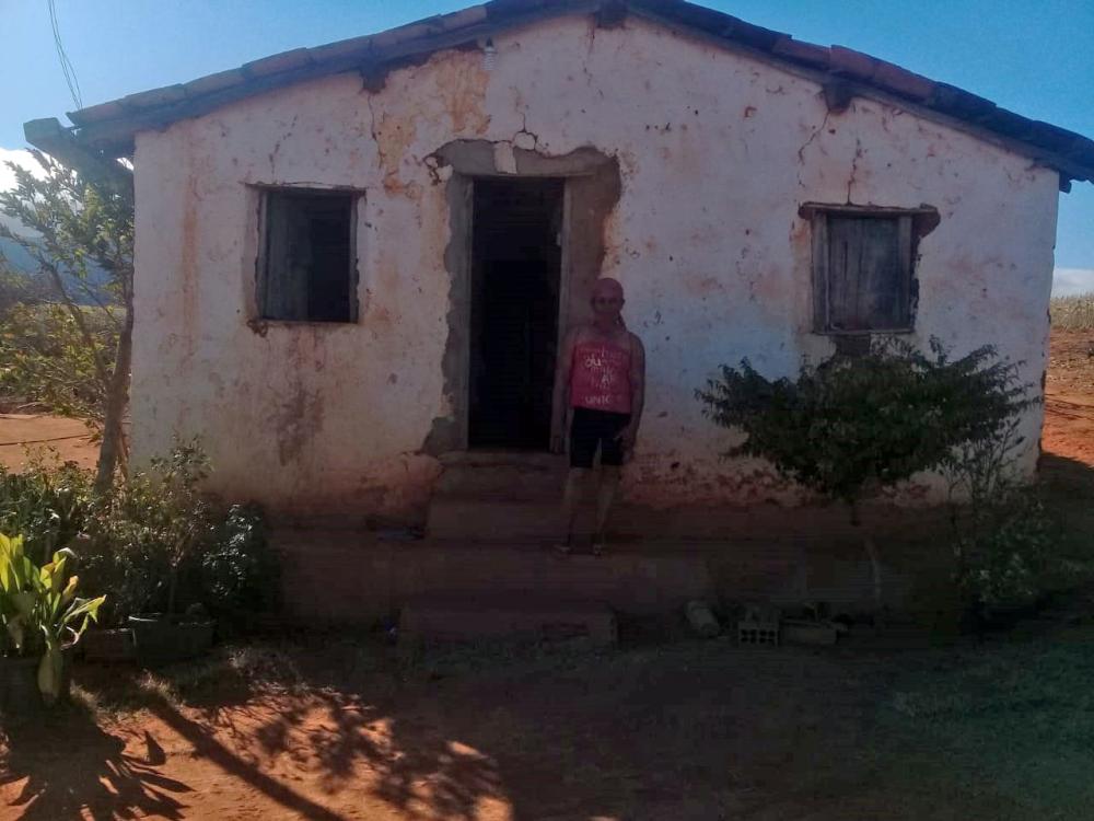 Família de Pindaí faz campanha nas redes sociais para reformar casa; imóvel está com estrutura comprometida 