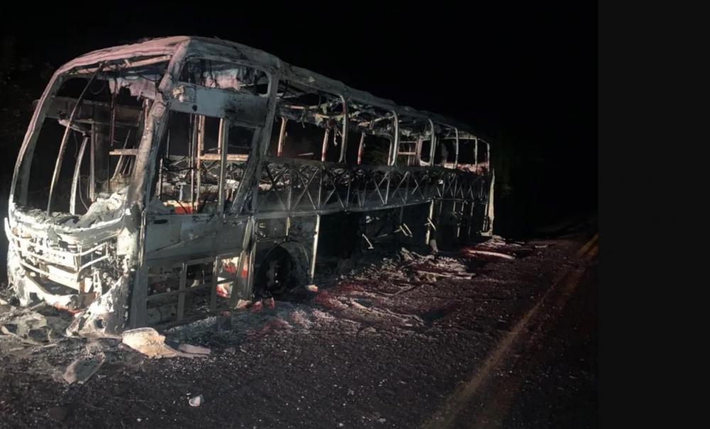 Ônibus do Exército pega fogo na BA-026; armas e munições foram danificadas