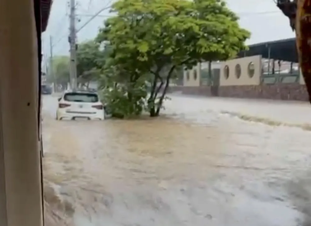 Chuva de 130 mm causa estragos em Ituaçu