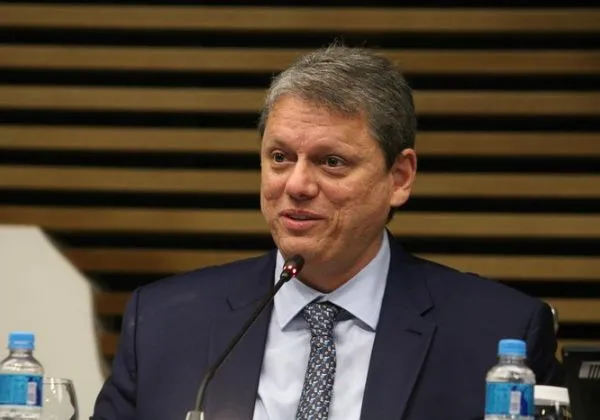 Tarcísio evita definir candidatura e embaralha a sucessão