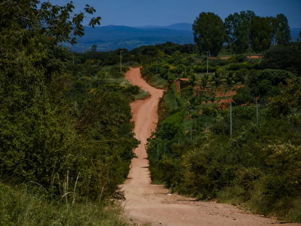 Governador autoriza licitação para pavimentar trecho entre Condeúba e Caculé 