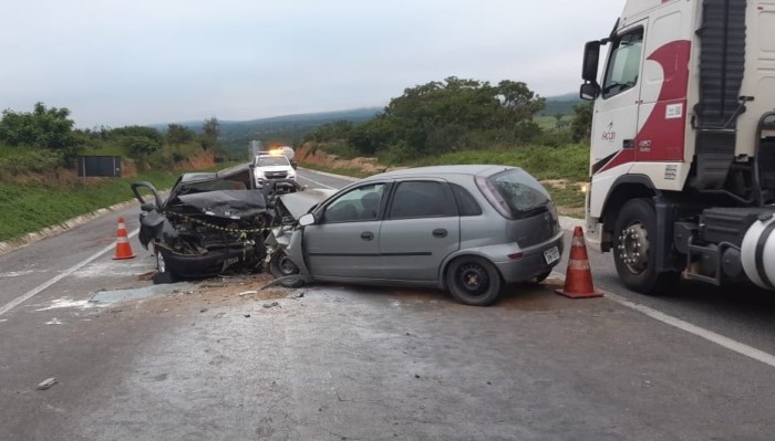 Sudoeste baiano: Dois homens morrem e três pessoas ficam feridas após batida entre carros na BR-116