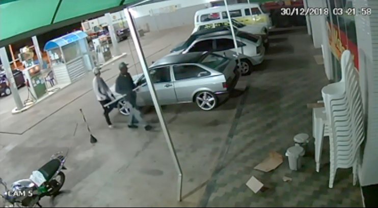 Bandido rende frentista e assalta posto de combustíveis em Caetité; veja vídeo