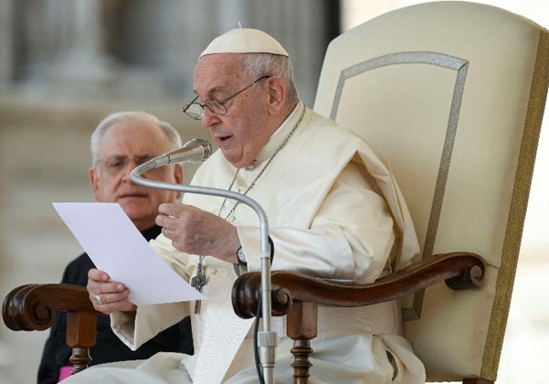 Vaticano autoriza que padres abençoem casais do mesmo sexo