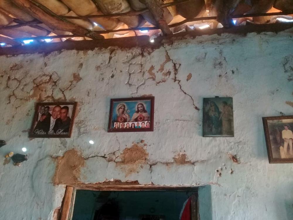 Família de Pindaí faz campanha nas redes sociais para reformar casa; imóvel está com estrutura comprometida 