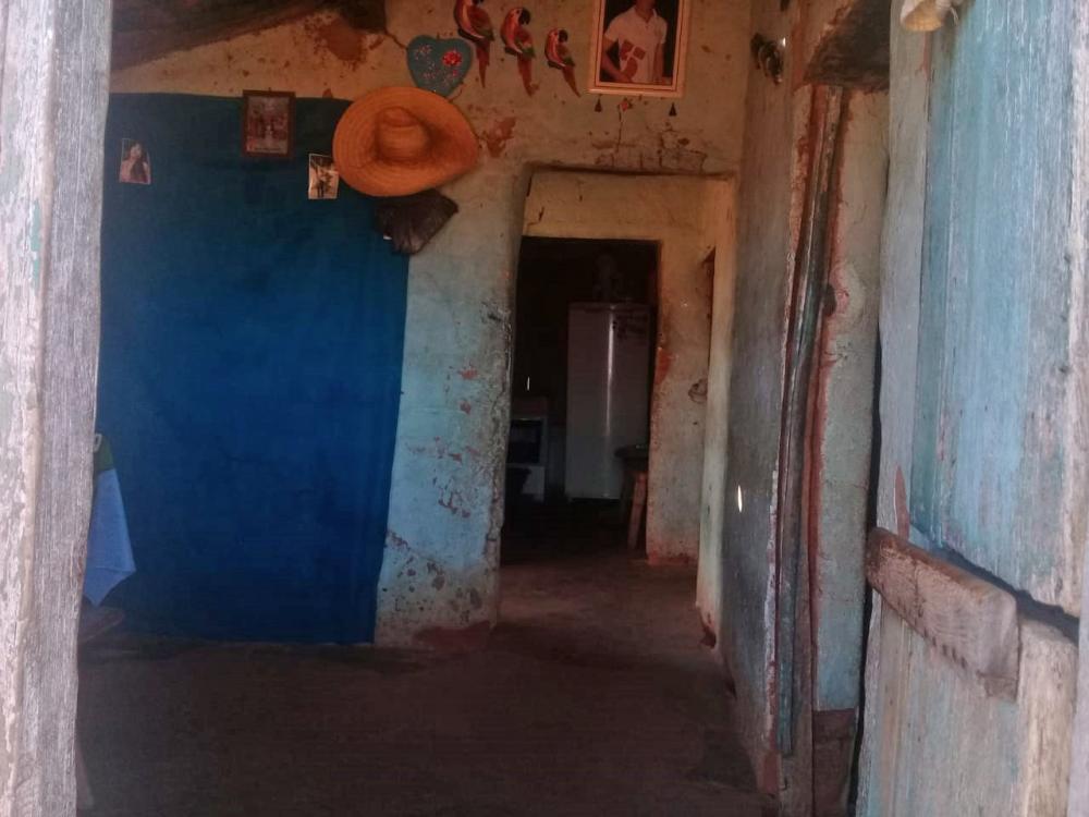 Família de Pindaí faz campanha nas redes sociais para reformar casa; imóvel está com estrutura comprometida 