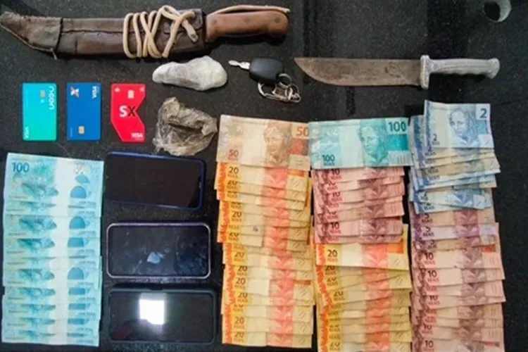Homem é preso com cédulas falsas e drogas durante abordagem na BR-430, em Igaporã