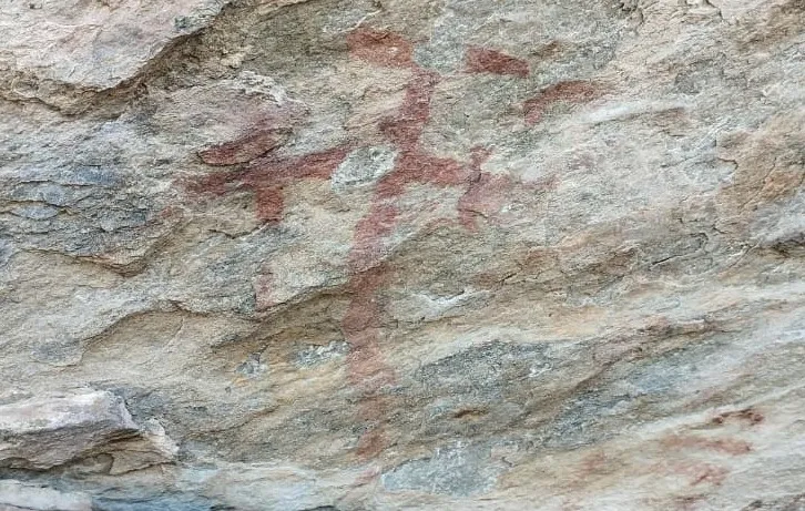 Morador descobre possível sítio arqueológico com pinturas rupestres em Caetité