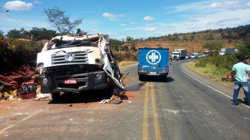 Caminhoneiro morre após veículo capotar na BR-030 em Caetité