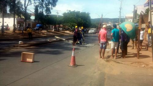 Motorista perde o controle do carro e derruba poste em Avenida de Caetité