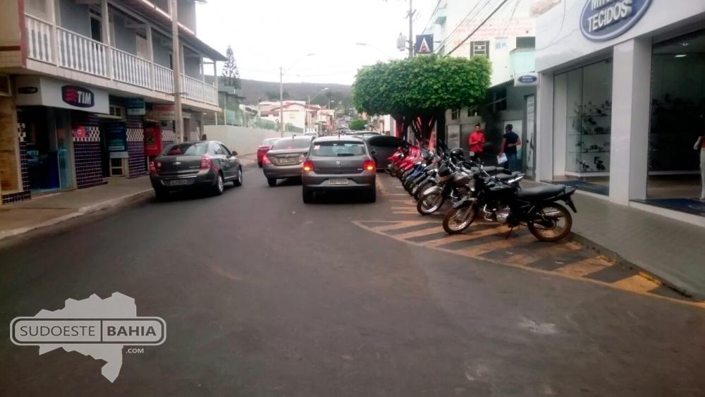 Caetité: motoristas estacionam de forma irregular no centro da cidade e desrespeitam estacionamentos de motos 