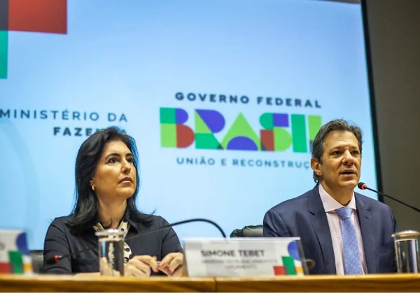 Ibovespa sobe 1,58% e dólar cai 0,58% após anúncio do arcabouço