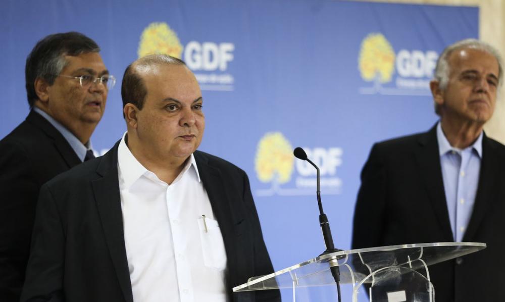 Polícia Federal cumpre mandado de busca e apreensão na casa de Ibaneis Rocha, governador afastado do DF