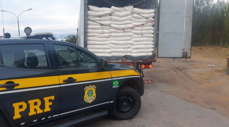 Polícia apreende carga de farinha de trigo com nota fiscal falsa na BR-116, trecho de Encruzilhada 