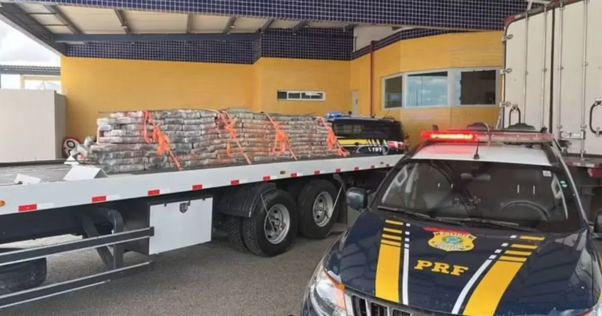 PRF apreende quase 2 toneladas de maconha em caminhão na BR-407