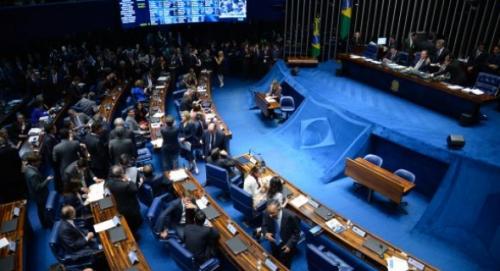 Após 12 horas de discursos, 44 declaram voto pelo impeachment