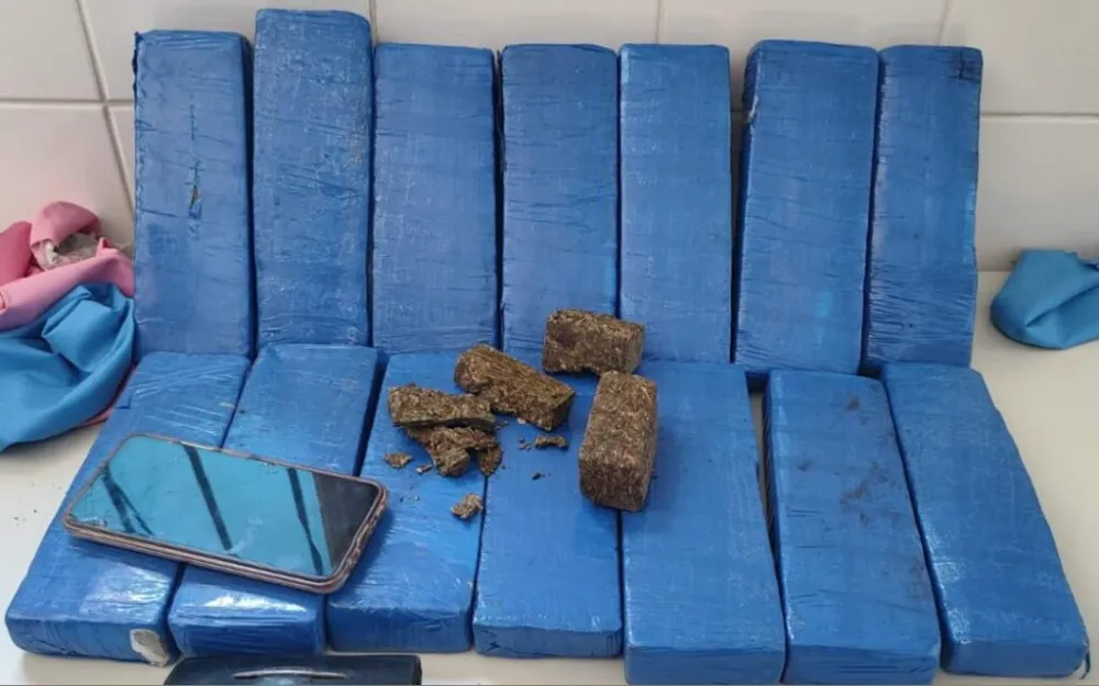 Homem é preso com 14,5 kg de maconha em ônibus na BR-030, em Guanambi