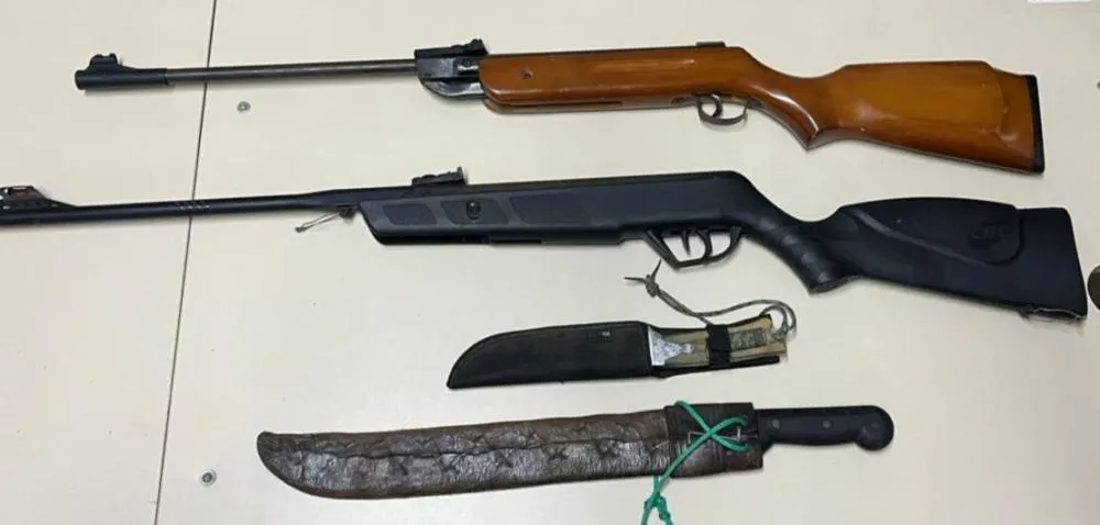 PM apreende rifles e armas brancas na zona rural de Caetité