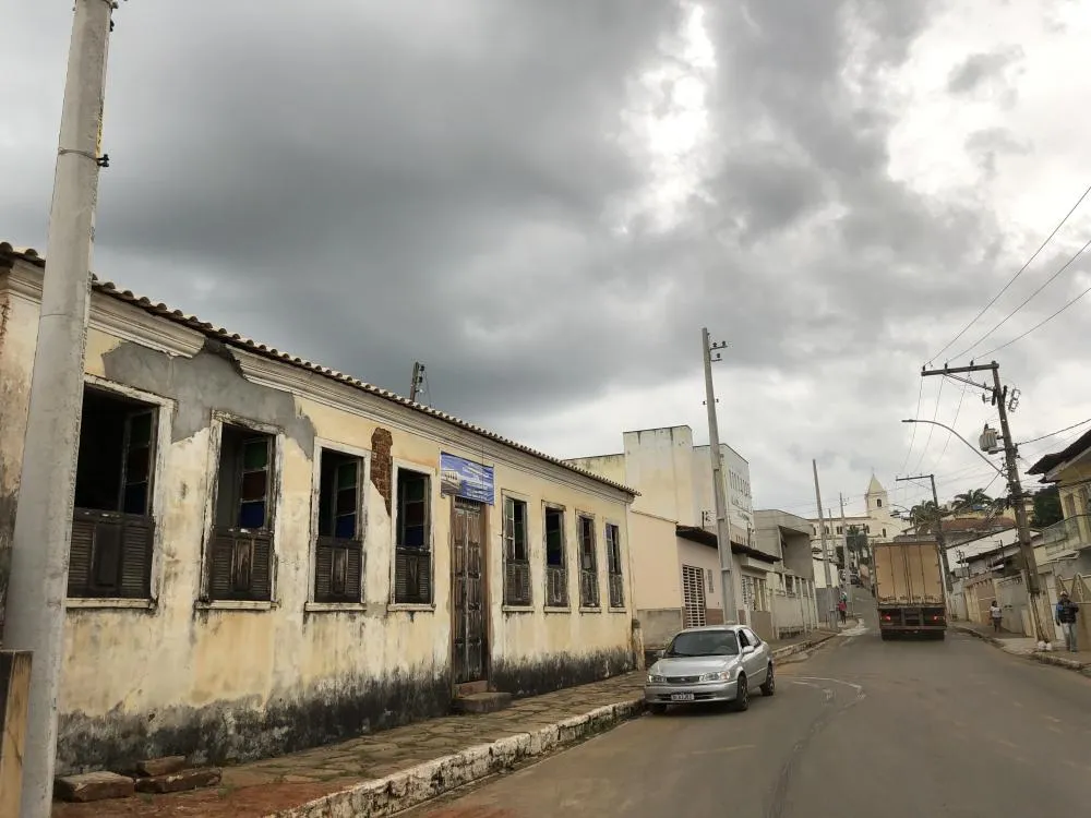 Coelba realiza troca de postes para modernização no centro de Caetité