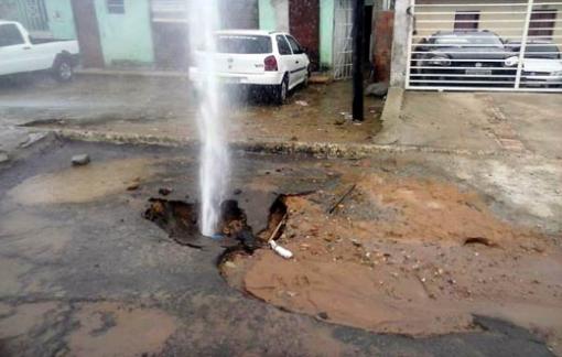 Caetité: tubulação estoura em Avenida nesta madrugada