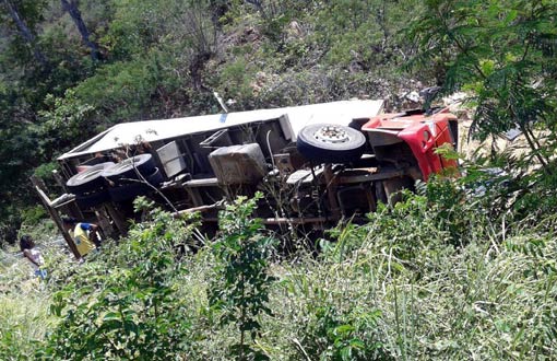 Caminhão tomba na Serra da Almas e populares saqueiam carga 