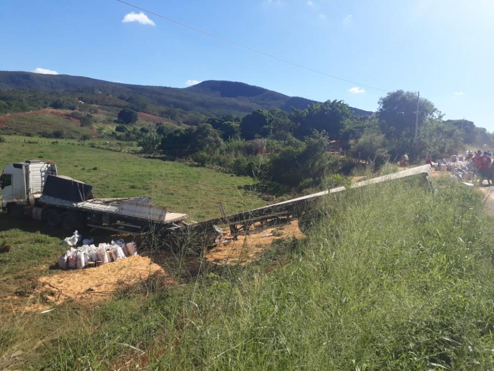 Motorista perde controle de carreta e tomba na BR-030 em Caetité