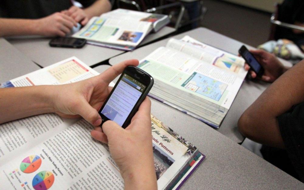 Ministério da Educação analisa proibição total de celular em escolas