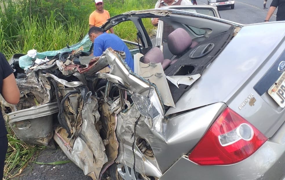 Região: Batida entre carro e carreta deixa dois mortos e dois feridos na BA-263