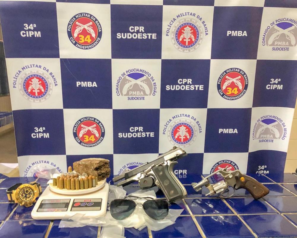 Dois homens morrem em confronto com a polícia e dois são presos durante operação contra o tráfico de drogas em Brumado 