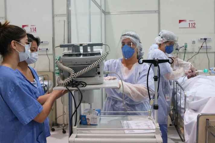 Brasil se aproxima de 240 mil mortes por Covid-19, diz consórcio de imprensa