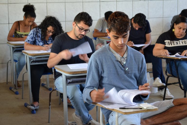Mais de 10 mil candidatos participam do Vestibular da Uesb
