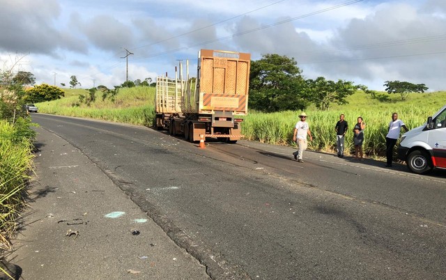 Região: Batida entre carro e carreta deixa dois mortos e dois feridos na BA-263
