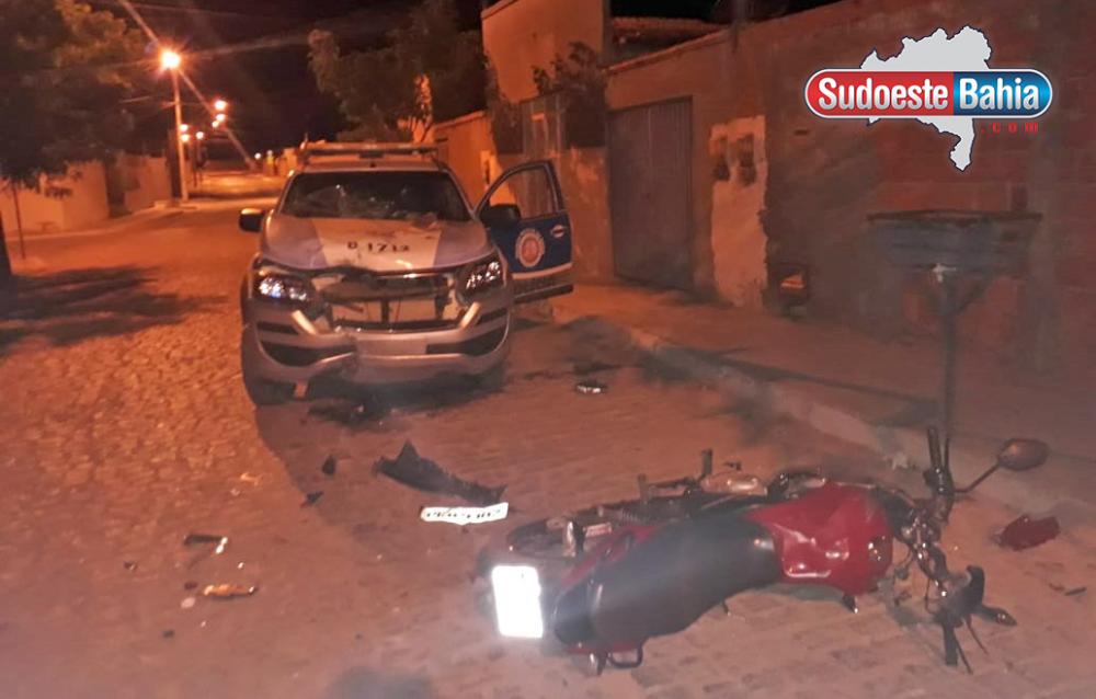 Suspeito fica ferido após colidir contra viatura da PM durante perseguição em Guanambi